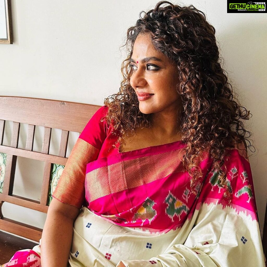 Poornima Indrajith Instagram - Any Pochampally lovers here ? @indrajith_s Thank you for the pics and for this beautiful saree ♥️♾ #pochampillyikat #handwoven #saree #sareelove