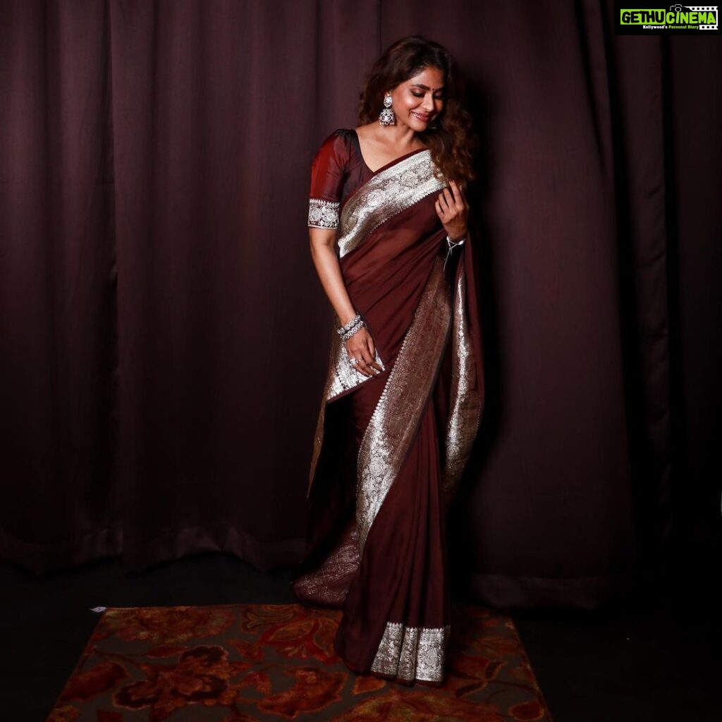 Poornima Indrajith Instagram - Padmavati ki saree ♥️ Got my hands on this gorgeous 40 year old vintage handwoven Benaresi silver border in the rarest hue of cinnamon-brown. Padmavati ki saree is an upcycled version of the original border to an organza base saree styled with zari embroiderey detail on the sleeve. Wardrobe : @pranaahbypoornimaindrajith Jewellery: @pureallure.in Hair : @sajithandsujith Photography: @vishnu__photography___ Team Maxxo: @dayonphotos @rizwanmechoth (@maxxocreative #sustainablefashion #upcycle #conciousfashion #generationrestoration #repeatoutfit ##madeinindia #faahionrevolution #heritagefabrics #benarasisaree #benarasiweaves #pranaahbypoornimaindrajith #benaresisbypranaah #handmade