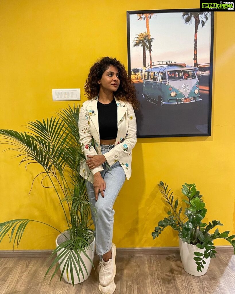 Poornima Indrajith Instagram - The yellow wall is good 😊 @prarthanaindrajith Pic by @mehek_shaan Bangalore, India