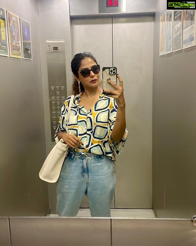 Poornima Indrajith Instagram - Mom jeans dad’s shirt 🤓 @indrajith_s #fitcheck