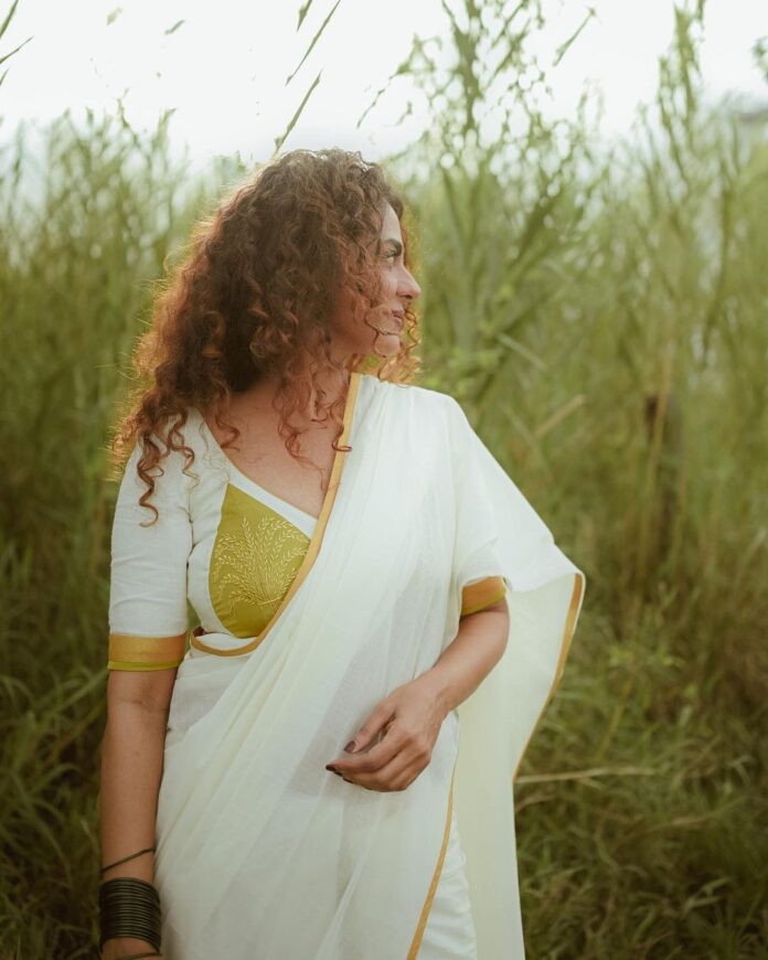 Actress Poornima Indrajith HD Photos and Wallpapers September 2022