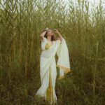 Poornima Indrajith Instagram - Onam it is ✨❤️🌾 Pic: @manekha_ Wardrobe: @pranaahbypoornimaindrajith