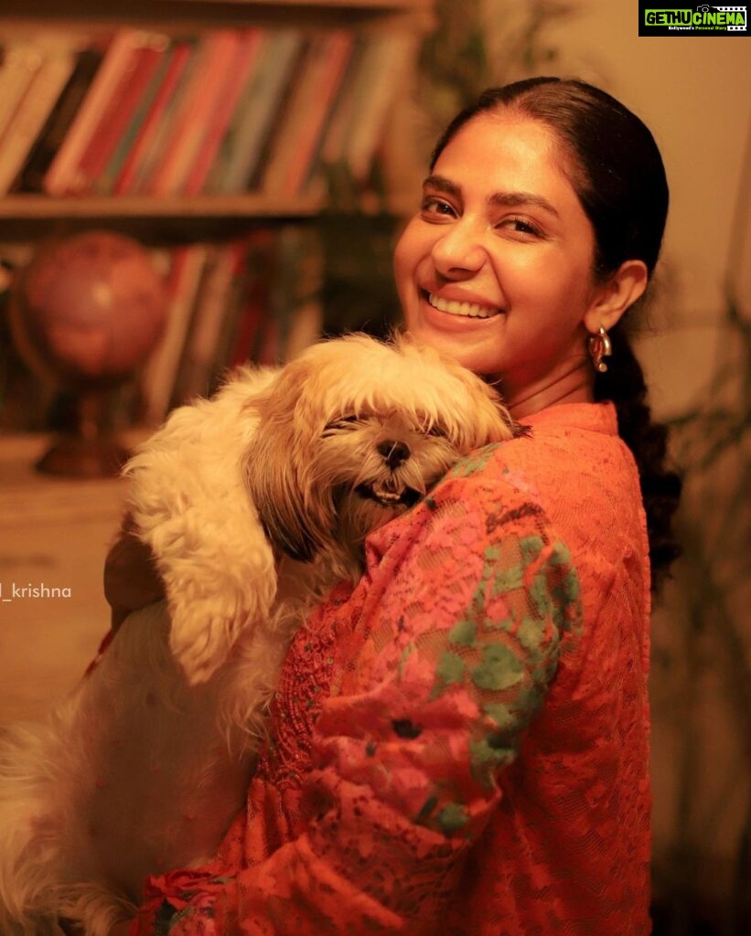 Poornima Indrajith Instagram - Appreciation post to all the pet moms out there. Aren’t we all blessed ♥ Taking a moment to be grateful for all the love I receive. Here are the names of my fur babies:) Booboo . Nala . Boba . Laila Pic by : @athul_krishna________ #petmom #happymothersday