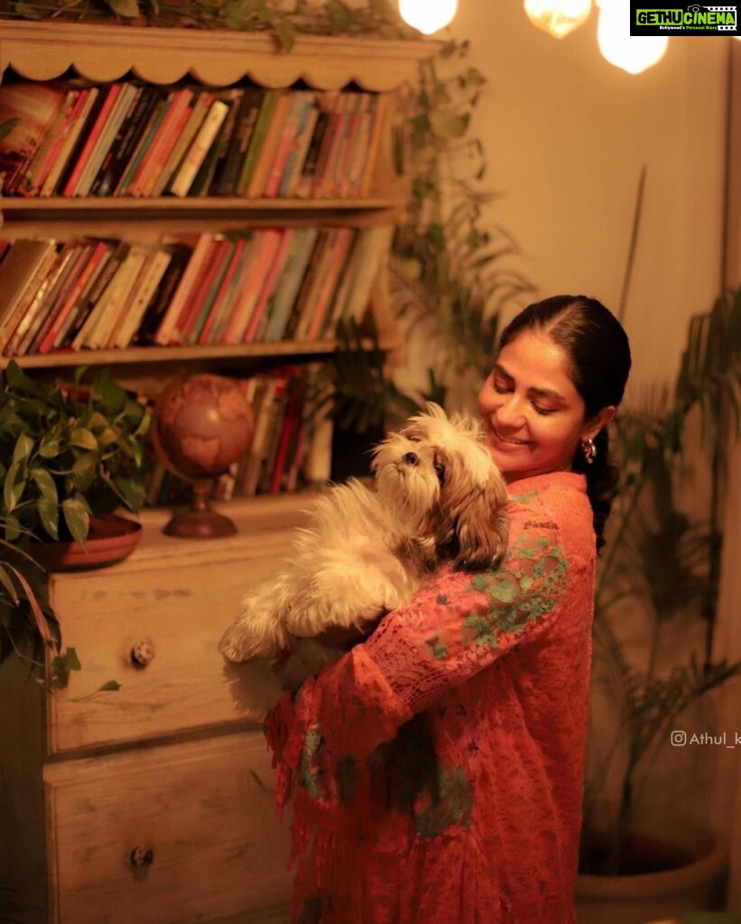 Poornima Indrajith Instagram - Appreciation post to all the pet moms out there. Aren’t we all blessed ♥ Taking a moment to be grateful for all the love I receive. Here are the names of my fur babies:) Booboo . Nala . Boba . Laila Pic by : @athul_krishna________ #petmom #happymothersday