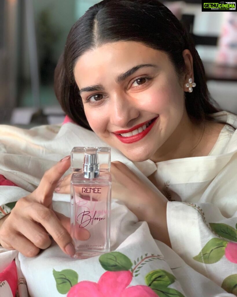 Prachi Deasi Instagram - BLOOMing with this premium, long lasting fragrance from Renee. @reneeofficial 💌 Go check it out on www.reneecosmetics.in Use code "PRACHIDESAI10" to get 10% off #ReneeEveryday #ReneeCosmetics #Bloom #Perfume #LongLastingPerfume #EDP