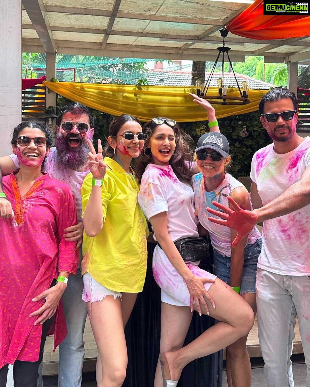 Pragya Jaiswal Instagram - Holiiii Hai 🌈