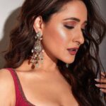 Pragya Jaiswal Instagram - Iftaari like no other !! Thank you @babasiddiqueofficial Sir and @zeeshansiddique for always hosting the best Iftaar party ✨ Outfit @ridhimehraofficial Earrings & Ring @anmoljewellers Bangles @parekh_ornaments Styled By @anshikaav Assisted by @roshiijain Fashion Intern @bhatia_tanisha Makeup & Hair by @bela2483 Assisted by @thakuramit190 Shot by @vievekdesai