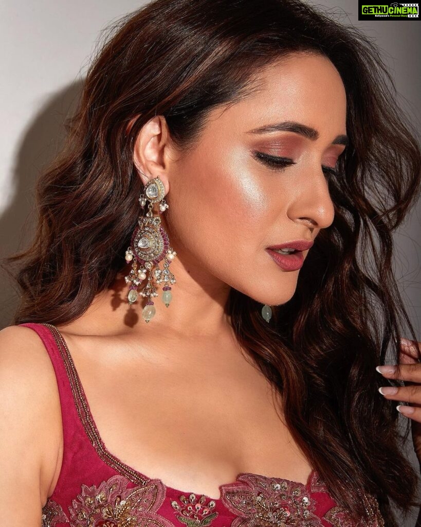 Pragya Jaiswal Instagram - Iftaari like no other !! Thank you @babasiddiqueofficial Sir and @zeeshansiddique for always hosting the best Iftaar party ✨ Outfit @ridhimehraofficial Earrings & Ring @anmoljewellers Bangles @parekh_ornaments Styled By @anshikaav Assisted by @roshiijain Fashion Intern @bhatia_tanisha Makeup & Hair by @bela2483 Assisted by @thakuramit190 Shot by @vievekdesai