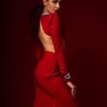 Pragya Jaiswal Instagram - Roses are red🥀 #IIFA Outfit- @labelmanikananda Jewellery- @koharbykanika @aquamarine_jewellery Shoes: @jimmychoo Styled by- @sukritigrover Styling Team- @vanigupta.23 @simrankumar19 Fashion Intern- @mahek_gada Makeup: @athirathakkar Hair: @thakuramit190 Photographer: @kaasastudio Abu Dhabi, United Arab Emirates