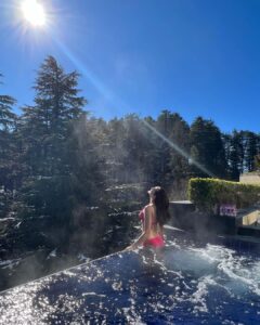 Pragya Jaiswal Instagram - Summer feels in the winter sun☀️🏔️