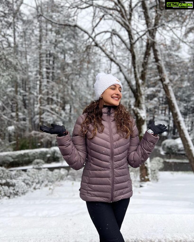 Pragya Jaiswal Instagram - Exactly how I wanted to spend my birthday weekend - In snow ❄️🤍 Woke up this morning to the magical first snowfall of the season & I cudnt have asked for more 🥹💫💝 #WhiteBirthday #Magical #BestBirthday Wildflower Hall, An Oberoi Resort
