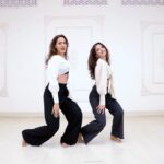 Pragya Jaiswal Instagram - Midweek musings with retro bollywood 🫶🏻👯‍♀️ @kalepooja @ohmygosh_joe