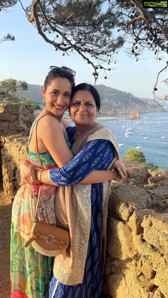 Pragya Jaiswal Instagram - Happy Mother’s Day to the greatest love of my life..Thank you for being who you are n what you do in all our lives..U r my biggest cheerleader n hardest critic n I won’t have it any other way..Love u to infinity ❤️♾️