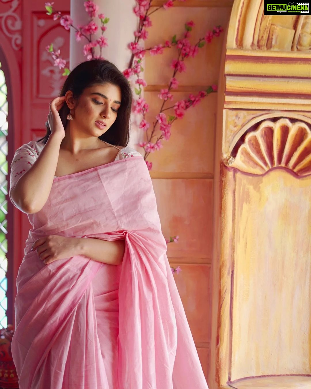 Pragya Nagra Instagram - Saree vibes, desi vibes🌸 Saree @sreelakshanyaa Blouse @yaradesigners VC @alexandervedachalam Make up & Hair @mahiii._.artistry__ Location @thesecretgardenshootingspot #tollywoodactress #tollywood #teluguactress #bollywood #kollywood #rashmikamandanna #kollywoodactress #actress #tamilactress #bollywoodactress #kajalagarwal #rakulpreetsingh #telugu #prabhas #tollywoodactor #alluarjun #samantha #telugucinema #love #anushkashetty #telugumemes #poojahegde #vijaydevarakonda #tamil #samantharuthprabhu #keerthysuresh #tollywoodmovie #nayanthara #anupamaparameswaran #telugusongs The Secret Garden - Shooting Spot