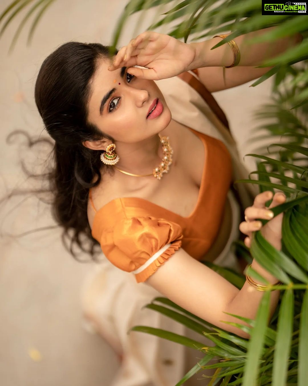 Pragya Nagra Instagram - நெரித்த திரை கடலில் நின் முகம் கண்டேன் 🌊🌿 Costumes - @ivalinmabia Photography - @camerasenthil Makeup - @yuvas_makeover Shoot organised by @rrajeshananda #tollywoodactress #tollywood #teluguactress #bollywood #kollywood #rashmikamandanna #kollywoodactress #actress #tamilactress #bollywoodactress #kajalagarwal #rakulpreetsingh #telugu #prabhas #tollywoodactor #alluarjun #samantha #telugucinema #love #anushkashetty #telugumemes #poojahegde #saipallavi #tamil #samantharuthprabhu #keerthysuresh #tollywoodmovie #nayanthara #anupamaparameswaran #telugusongs