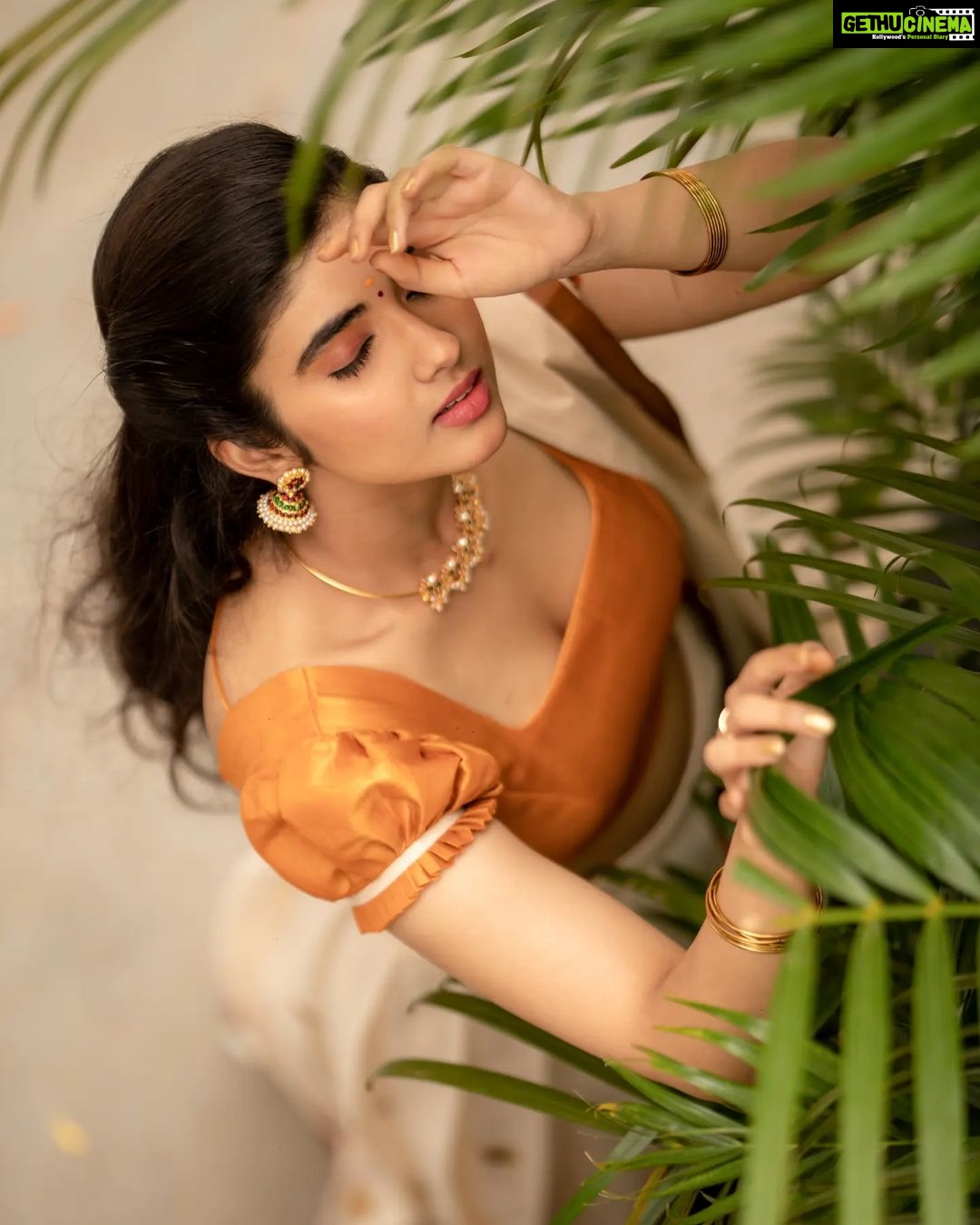 Pragya Nagra Instagram - நெரித்த திரை கடலில் நின் முகம் கண்டேன் 🌊🌿 Costumes - @ivalinmabia Photography - @camerasenthil Makeup - @yuvas_makeover Shoot organised by @rrajeshananda #tollywoodactress #tollywood #teluguactress #bollywood #kollywood #rashmikamandanna #kollywoodactress #actress #tamilactress #bollywoodactress #kajalagarwal #rakulpreetsingh #telugu #prabhas #tollywoodactor #alluarjun #samantha #telugucinema #love #anushkashetty #telugumemes #poojahegde #saipallavi #tamil #samantharuthprabhu #keerthysuresh #tollywoodmovie #nayanthara #anupamaparameswaran #telugusongs