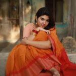Pragya Nagra Instagram – I think only sarees have figured out how to hug women in the most intimate way possible. @pragyanagra #digitalpainting #digitalart #procreate #art team @sat _narain @rahulravindran mmshootography Stylist @niranjanisundar Saree & Blouse @studio_thari Location courtesy @srivathsan _vijayaraghavan Amaravathi, Andhra Pradesh