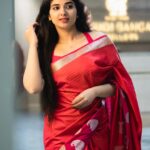 Pragya Nagra Instagram - So finally have a friend to share clothes with @que.sera.saraa ...thanks for the saree🥰❤️ Blouse @fiorebymalar_ 🌺 Saree @nativeweaverindia 🌸 PC @_.vekay._ 📷 #tollywoodactress #tollywood #teluguactress #bollywood #kollywood #rashmikamandanna #kollywoodactress #actress #tamilactress #bollywoodactress #kajalagarwal #rakulpreetsingh #telugu #prabhas #tollywoodactor #alluarjun #samantha #telugucinema #love #anushkashetty #telugumemes #poojahegde #vijaydevarakonda #tamil #samantharuthprabhu #keerthysuresh #tollywoodmovie #nayanthara #anupamaparameswaran #telugusongs