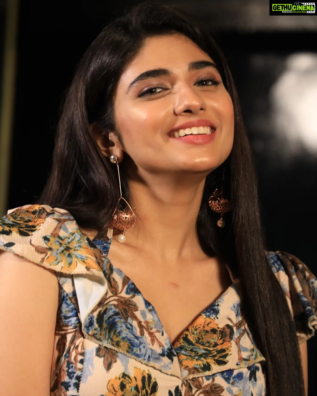 Pragya Nagra Instagram - Merry Christmas 🎅🏻🎄 PC @kavi_piriyan_naga Make up & Hair @imaikkaa_by_nivi @the_hues_venue Earrings @fineshinejewels For @behindwoodsofficial