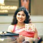 Pragya Nagra Instagram - This Akshaya Tritiya, invite wealth and happiness to your home! Check out @pragyanagra showcasing our limited edition Ashtalakshmi Gold Coins.These are not just a piece of jewellery but a symbol of abundance, prosperity and good fortune that you’ll treasure for years to come.  Visit us this Akshaya Tritiya and take home a piece of divine elegance. #VBJ #VummidiBangaruJewellers #VBJGold #VummidiBangaru #AkshayaTritiya #AkshayaTritiyaOffers #AshtalakshmiCoins #GoldCoins #HandcraftedJewellery #JewelleryDesigner #JewelleryTrends #ChennaiJewelleryStore #USAJewellery #SouthIndianJewellery #TraditionalJewellery