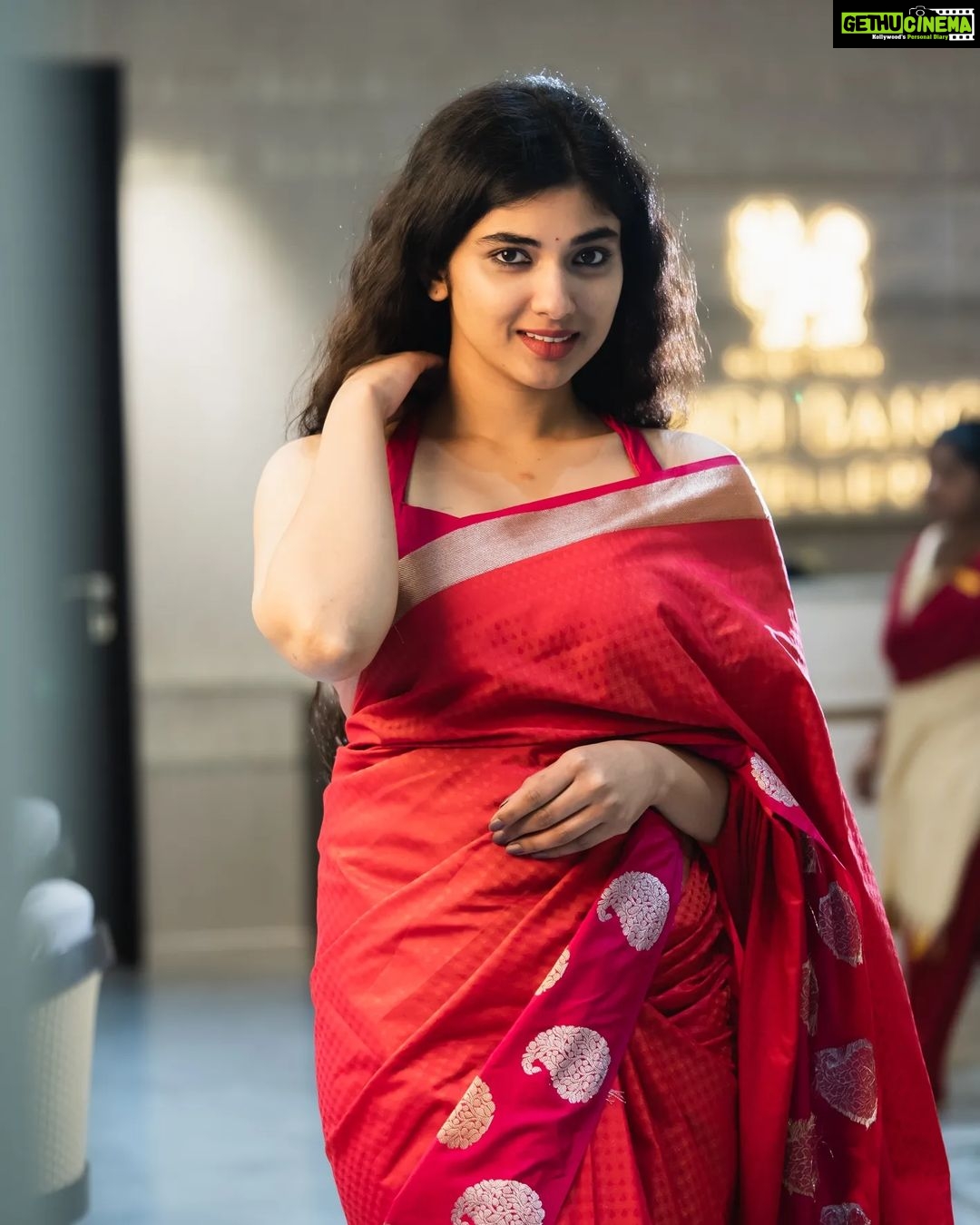 Pragya Nagra Instagram - So finally have a friend to share clothes with @que.sera.saraa ...thanks for the saree🥰❤️ Blouse @fiorebymalar_ 🌺 Saree @nativeweaverindia 🌸 PC @_.vekay._ 📷 #tollywoodactress #tollywood #teluguactress #bollywood #kollywood #rashmikamandanna #kollywoodactress #actress #tamilactress #bollywoodactress #kajalagarwal #rakulpreetsingh #telugu #prabhas #tollywoodactor #alluarjun #samantha #telugucinema #love #anushkashetty #telugumemes #poojahegde #vijaydevarakonda #tamil #samantharuthprabhu #keerthysuresh #tollywoodmovie #nayanthara #anupamaparameswaran #telugusongs