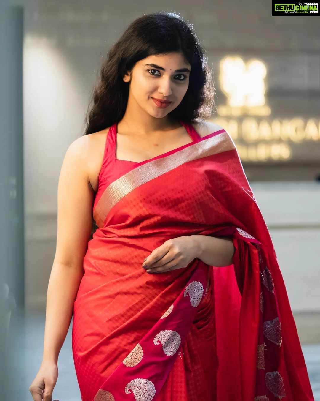 Pragya Nagra Instagram - So finally have a friend to share clothes with @que.sera.saraa ...thanks for the saree🥰❤️ Blouse @fiorebymalar_ 🌺 Saree @nativeweaverindia 🌸 PC @_.vekay._ 📷 #tollywoodactress #tollywood #teluguactress #bollywood #kollywood #rashmikamandanna #kollywoodactress #actress #tamilactress #bollywoodactress #kajalagarwal #rakulpreetsingh #telugu #prabhas #tollywoodactor #alluarjun #samantha #telugucinema #love #anushkashetty #telugumemes #poojahegde #vijaydevarakonda #tamil #samantharuthprabhu #keerthysuresh #tollywoodmovie #nayanthara #anupamaparameswaran #telugusongs