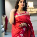 Pragya Nagra Instagram - So finally have a friend to share clothes with @que.sera.saraa ...thanks for the saree🥰❤️ Blouse @fiorebymalar_ 🌺 Saree @nativeweaverindia 🌸 PC @_.vekay._ 📷 #tollywoodactress #tollywood #teluguactress #bollywood #kollywood #rashmikamandanna #kollywoodactress #actress #tamilactress #bollywoodactress #kajalagarwal #rakulpreetsingh #telugu #prabhas #tollywoodactor #alluarjun #samantha #telugucinema #love #anushkashetty #telugumemes #poojahegde #vijaydevarakonda #tamil #samantharuthprabhu #keerthysuresh #tollywoodmovie #nayanthara #anupamaparameswaran #telugusongs