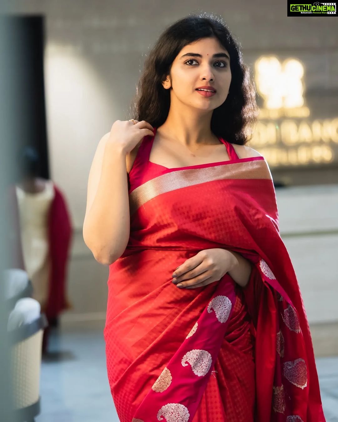 Pragya Nagra Instagram - So finally have a friend to share clothes with @que.sera.saraa ...thanks for the saree🥰❤️ Blouse @fiorebymalar_ 🌺 Saree @nativeweaverindia 🌸 PC @_.vekay._ 📷 #tollywoodactress #tollywood #teluguactress #bollywood #kollywood #rashmikamandanna #kollywoodactress #actress #tamilactress #bollywoodactress #kajalagarwal #rakulpreetsingh #telugu #prabhas #tollywoodactor #alluarjun #samantha #telugucinema #love #anushkashetty #telugumemes #poojahegde #vijaydevarakonda #tamil #samantharuthprabhu #keerthysuresh #tollywoodmovie #nayanthara #anupamaparameswaran #telugusongs