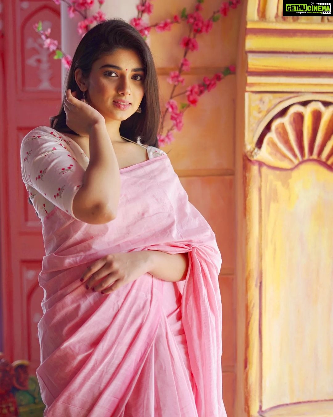 Pragya Nagra Instagram - Saree vibes, desi vibes🌸 Saree @sreelakshanyaa Blouse @yaradesigners VC @alexandervedachalam Make up & Hair @mahiii._.artistry__ Location @thesecretgardenshootingspot #tollywoodactress #tollywood #teluguactress #bollywood #kollywood #rashmikamandanna #kollywoodactress #actress #tamilactress #bollywoodactress #kajalagarwal #rakulpreetsingh #telugu #prabhas #tollywoodactor #alluarjun #samantha #telugucinema #love #anushkashetty #telugumemes #poojahegde #vijaydevarakonda #tamil #samantharuthprabhu #keerthysuresh #tollywoodmovie #nayanthara #anupamaparameswaran #telugusongs The Secret Garden - Shooting Spot