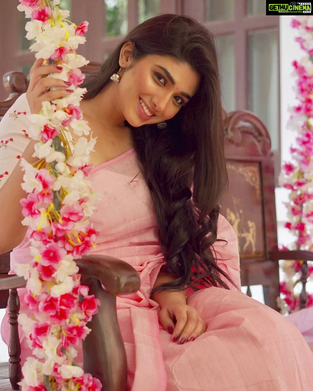 Pragya Nagra Instagram - Saree vibes, desi vibes🌸 Saree @sreelakshanyaa Blouse @yaradesigners VC @alexandervedachalam Make up & Hair @mahiii._.artistry__ Location @thesecretgardenshootingspot #tollywoodactress #tollywood #teluguactress #bollywood #kollywood #rashmikamandanna #kollywoodactress #actress #tamilactress #bollywoodactress #kajalagarwal #rakulpreetsingh #telugu #prabhas #tollywoodactor #alluarjun #samantha #telugucinema #love #anushkashetty #telugumemes #poojahegde #vijaydevarakonda #tamil #samantharuthprabhu #keerthysuresh #tollywoodmovie #nayanthara #anupamaparameswaran #telugusongs The Secret Garden - Shooting Spot