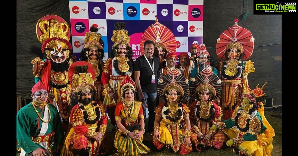 Prakash Raj Instagram - An evening of interaction.. conversations in Delhi . Yesterday..#Arth Culture Fest by @arth_live .. spent time with the wonderful artists of #Yakshagana from my home state Karnataka .. have a great weekend everyone 😊😊😊