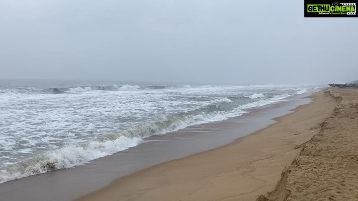 Prakash Raj Instagram - Morning walk by the sea in my backyard.. Chennai… off to work.🥲 now .. Good day everyone ❤️❤️love n only love 😊