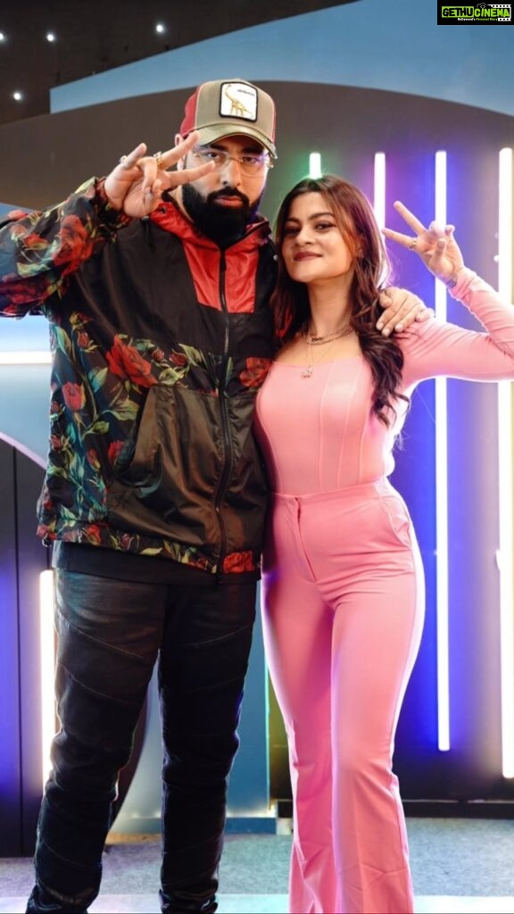 Prakruti Mishra Instagram - Directing badshah was the best part of the year 😃 Heading towards 2023 with full power energy 🚀 What a vibe you are @badboyshah 😎 Akha mumbai jaaraha hai show dekhne aaj 🔥 Bombay main ho toh app log bhi jao 🎶 Here’s a cute BTS from the “pagal tour” promotional shoot 🤓📸 . Thank you @m_o_u_s_u_m_i for capturing the best moments 😘 . . . #reels #prakrutimishra #badshah #reelkarofeelkaro #reelingintheyears #reelsviral #bts #reelstrending