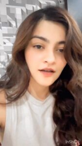 Prakruti Mishra Instagram - I have been humming this song since the morning 
So thought before I sleep I should sing it for you all 🎙️
.
.
.
.
#thoughtofthenight 🤓
#reels #reelsinstagram #reelkarofeelkaro #prakrutimishra #apnabanale #randomjamming #goodnightworld