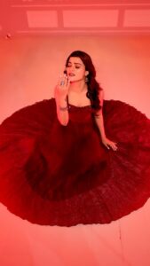Prakruti Mishra Instagram - Had yehi hai toh Had se Guzaar jayenge 
Ishq toh laal hai ♥️ 🎙️ 
.
.
.
.
Track produced by @studioio.in 
.
Styled by @byshahmeenhusain 
.
Shot and edited by @anmoltawde 
.
MUA @simarrbhasin 
#reels #reelsinstagram #reelsviral #prakrutimishra #reelitfeel #reelslovers #trendingreels #réel #coversong #laalishq #rahatfatehalikhan #reelstrending #reelingintheyears #reelsexplore #studioio