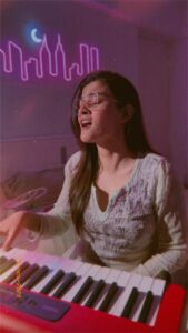 Prakruti Mishra Instagram - Aise kyun ….🥀
.
.
.
Tried this soulful song by @rekha_bhardwaj 
Beautifully written by @rajshekharis 
.
.
@rohitsaraf @taarukraina @mostlysane @vihaansamat 

@mismatchednetflix @netflix_in  @rannvijaysingha 
@devyani.shorey 
.
.

Special thanks @mj5rohitt for making me learn the chords 🎶🎹
.
#reels #reelsinstagram #reelkarofeelkaro #missmatched #rohitsaraf #mostlysane #reelsindia #prakrutimishra #netflix #india #cover #aisekyunmismatched #aisekyun
