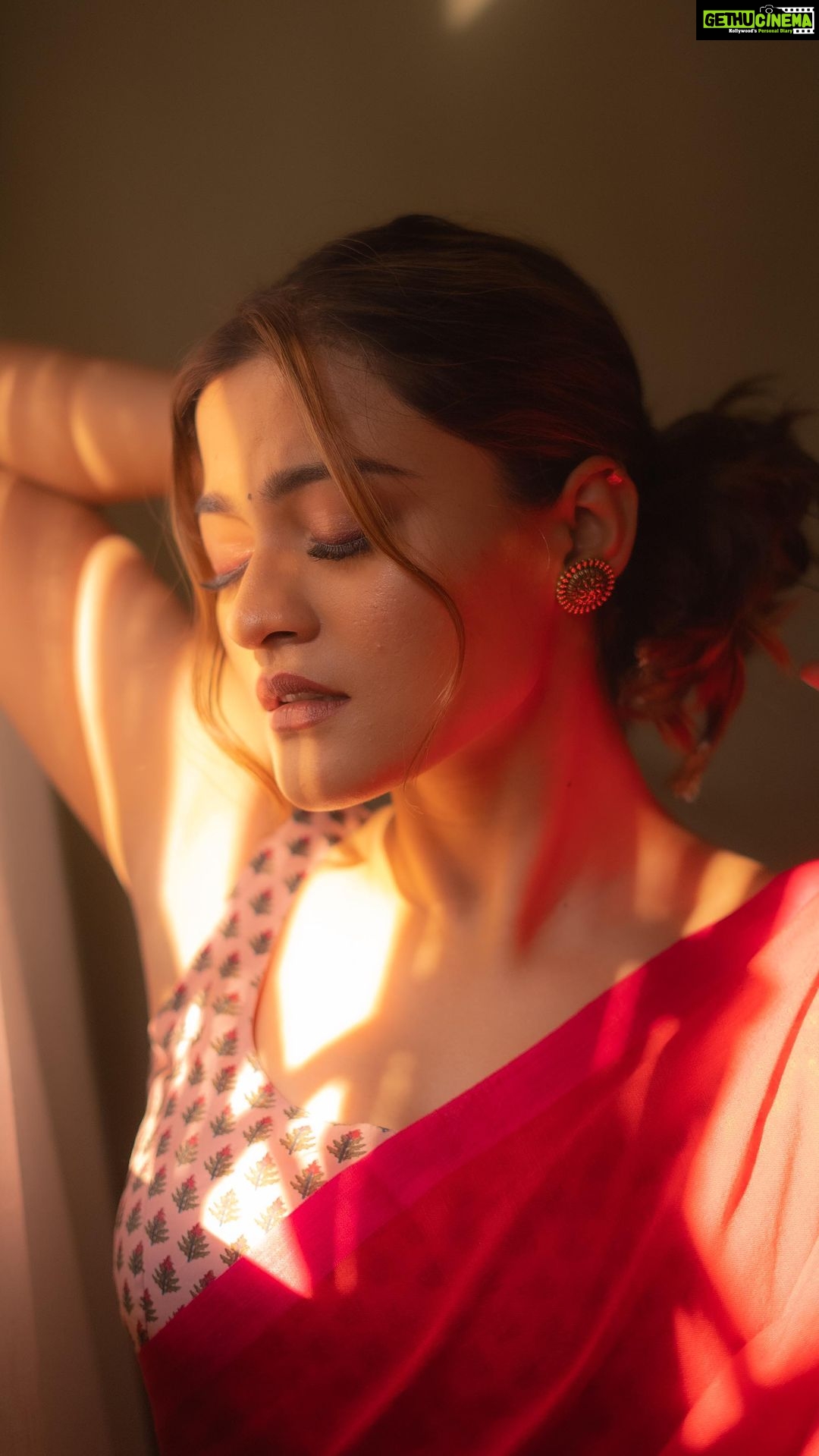 Prakruti Mishra Instagram - Nagmein hi nagmein hai jaagti soti fizaon mein Husn hai sari adaon mein Ishq hai jaise hawaon mein….🥀 . . . @arrahman supremacy 👑 . . Mix and mastered by @nakulchugh29 . . Headphones please ♥️ 📸 @anmoltawde #reelsinstagram #prakrutimishra #explorepage #indiansingers #reelsviral #arrahman #musician