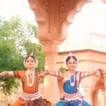 Prakruti Mishra Instagram – Bande Utkala janani 😇

This video includes the enactment of one of the “Shlokas“ of Natyashastra that talks about the correct posture for a dancer which is “Sousthavam”. 
The enactment of the most graceful Indian classical dance form “Odissi” originated from the state “Odisha “ 
On this auspicious occasion of Utkal Diwas, we bring to you a beautiful rendition of Desh Pallavi by Tulika Tripathy. The original choreography is by Padmashree Kumkum Mohanty. 
 Happy utkal divas 🧿

Full video on my YouTube channel ✔️
📸 @akphotography_mumbai 
MUA @nancypamnanimua 
  @makeupandhairbydisha 
Location @honeybookstudios 
#reelsinstagram #prakrutimishra #reelitfeelit #reelsvideo #reelindia #reelviral #trendingreels #reelsexplore #odisha #odishatourism #odishadiaries #odishi #reelsdance