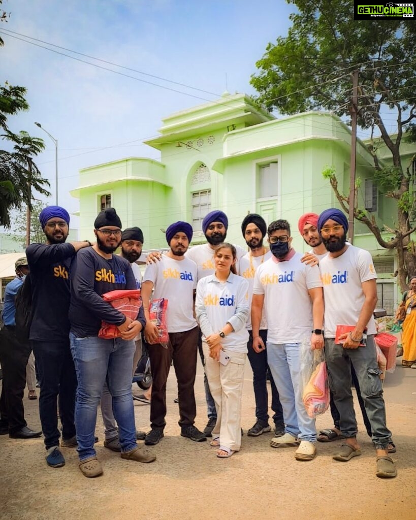 Prakruti Mishra Instagram - Coming together in times of Tragedy . Team @sikh_aid volunteers have always been the first ones to respond in case of any natural disaster or incident . Their volunteers have been working tirelessly in Odisha to provide much-needed support to the victims of the Coromandel train accident. Their dedicated team wasted no time and immediately assessed the needs of the patients . Personally talking to each patient , asking them about their needs & also arranging transportation for the bereaved families . I have been associated with sikhaid since Covid times and their selfless work has been commendable🙏🏻 The opportunity to help humankind should never be missed Jai Jagannath #humanity #humanityfirst #humanitarian #odishatrainaccident SCB Medical College & Hospital