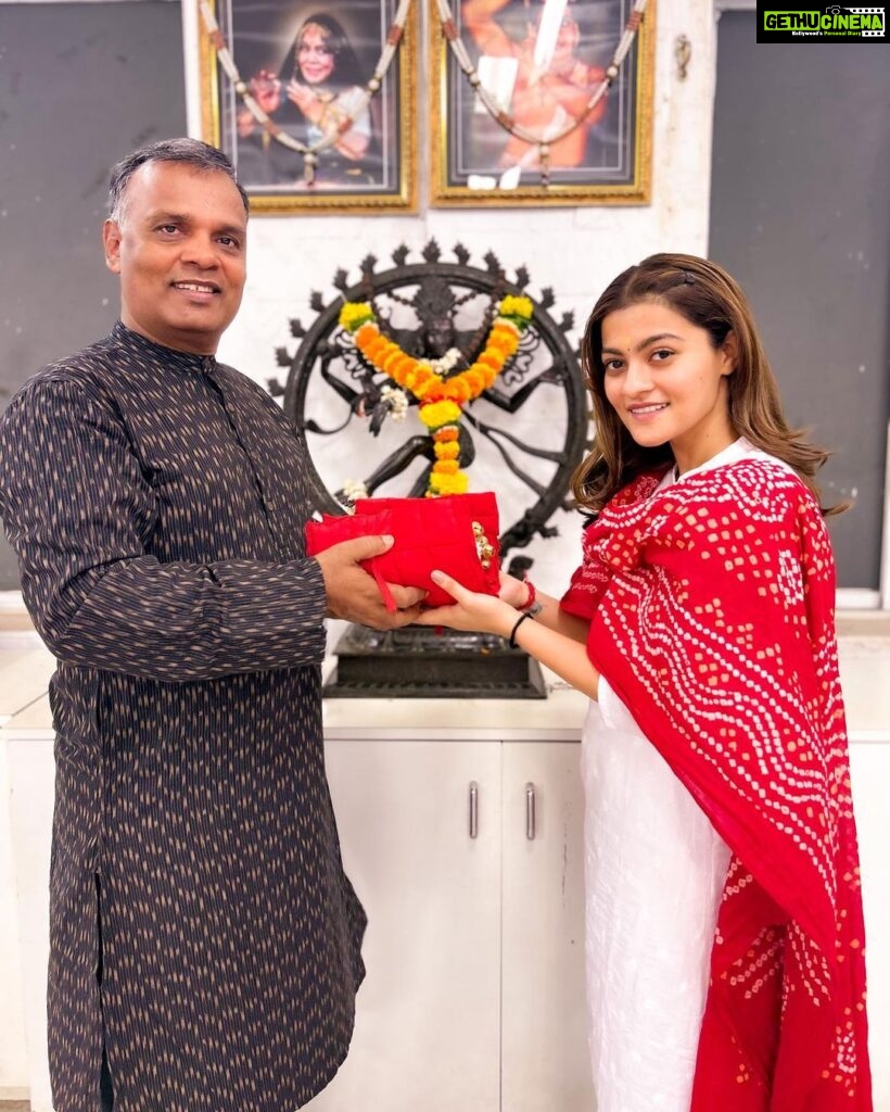 Prakruti Mishra Instagram - When I was a kid I used to learn “odissi ”and I always wanted to start my “kathak” journey as well but somehow skipped a lot of years in between to accomplish my childhood dream and finally after my beautiful odishi journey , I am now a student of the great @rajendrachaturvedi ji for this beautiful journey of “kathak” Hoping to create a great combination of odissi and kathak soon on stage 🙏🏻 Mumbai, Maharashtra