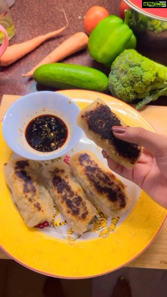 Prakruti Mishra Instagram - Cooking new meals are my current hobby So had to try this trending dish - “rice paper rolls” I made it for my “bou” (mom) . . . You can get the rice paper online 🌯 Try this and comment below ⬇️ #reelsvideo #reelsinstagram #reelsindia #prakrutimishra #reelsviral #trending #reelsinsta #trendingreels