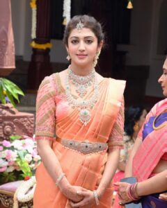 Pranitha Subhash Instagram - More from the mahurtham day ❤️

..
..
..

@kalyanjewellers_official 
@angadioninsta