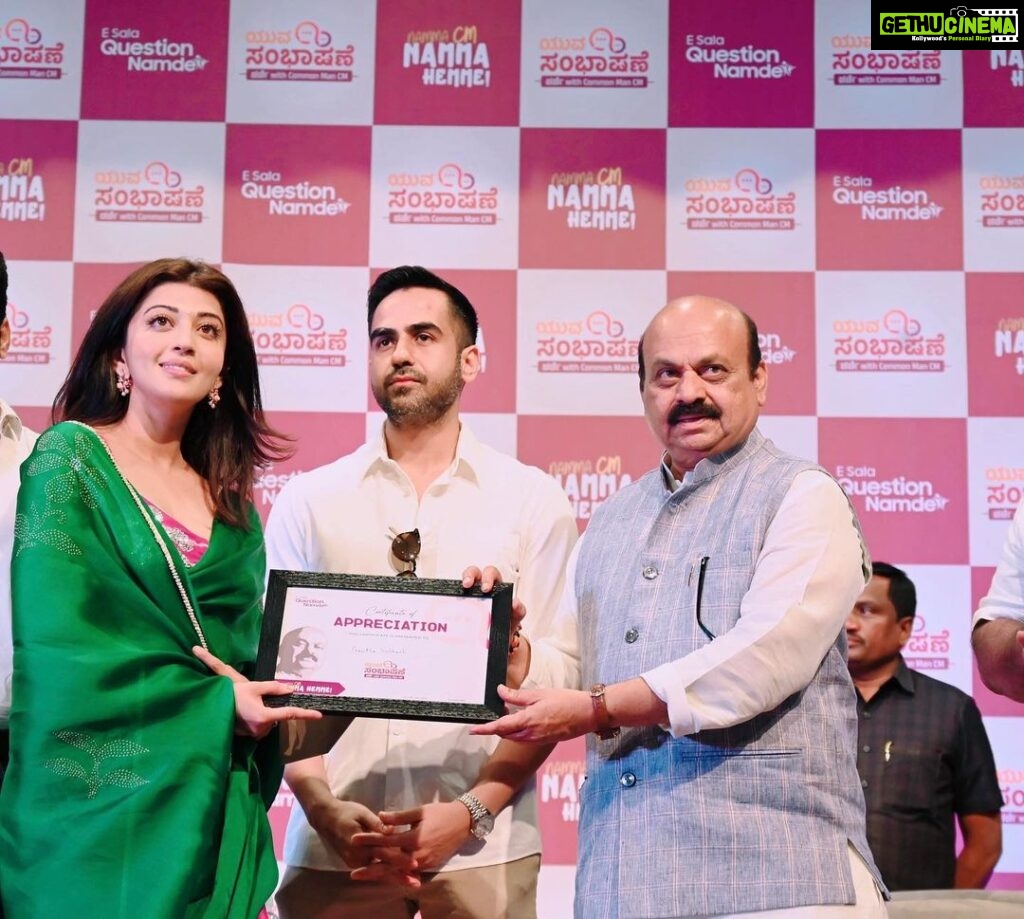 Pranitha Subhash Instagram - An honour to have been felicitated by one of the most well read, dynamic and popular Chief Minister Karnataka has had, Mr Basavaraj Bommai avaru. Today at the “Yuva Sambhashane” where the students of Karnataka had a chance to interact with the CM in a QnA.