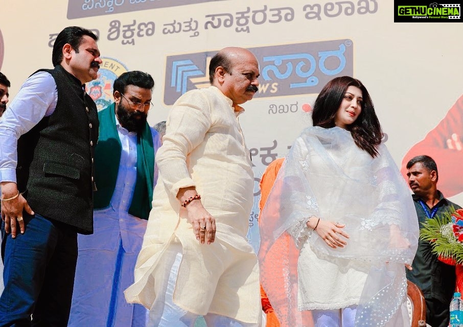 Pranitha Subhash Instagram - Vivekananda Jayanthi program in the presence of Hon. CM of Karnataka Sri Basavaraj Bommai avaru, Education minister Nagesh avaru, Swami Vivekananda Saraswati and Hariprakash Konemane avaru PS no clue why my hair looks like Snape 🙈 Vidhana Soudha, Bangaluru