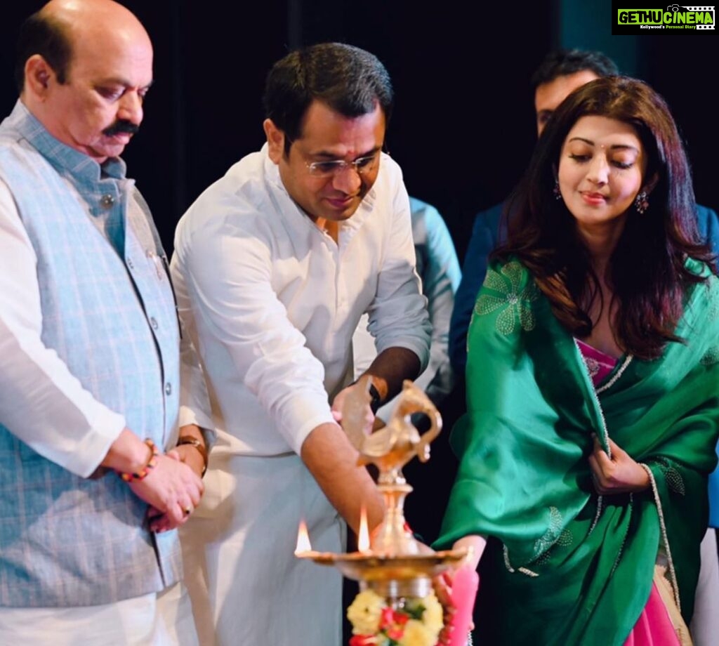 Pranitha Subhash Instagram - An honour to have been felicitated by one of the most well read, dynamic and popular Chief Minister Karnataka has had, Mr Basavaraj Bommai avaru. Today at the “Yuva Sambhashane” where the students of Karnataka had a chance to interact with the CM in a QnA.