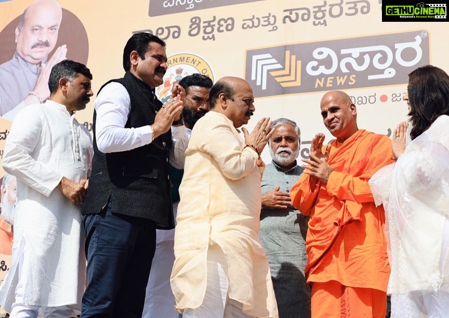 Pranitha Subhash Instagram - Vivekananda Jayanthi program in the presence of Hon. CM of Karnataka Sri Basavaraj Bommai avaru, Education minister Nagesh avaru, Swami Vivekananda Saraswati and Hariprakash Konemane avaru PS no clue why my hair looks like Snape 🙈 Vidhana Soudha, Bangaluru