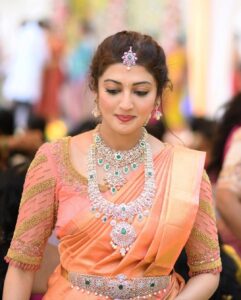 Pranitha Subhash Instagram - More from the mahurtham day ❤️

..
..
..

@kalyanjewellers_official 
@angadioninsta