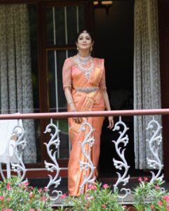 Pranitha Subhash Instagram - More from the mahurtham day ❤️

..
..
..

@kalyanjewellers_official 
@angadioninsta