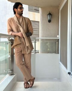 Prateik Babbar Instagram - easy breezy 🤎

styling : @kajol_kanther 
outfit : @sulakshanamonga 
photography : @framingframesbyps @pushkar_soni4777