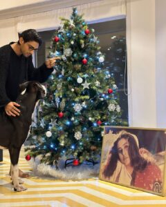 Prateik Babbar Instagram - december 13th 2022 on my mother’s 36th death anniversary ❤️♾️

happy holidays from chico & prat 🎄❤️